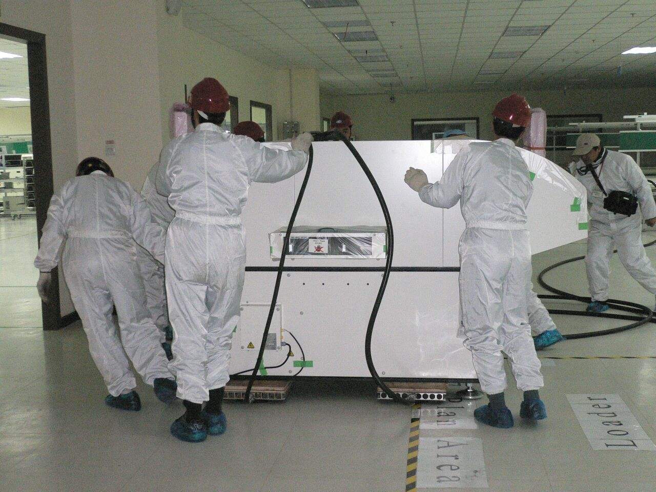 精密設備進行氣墊搬運作業